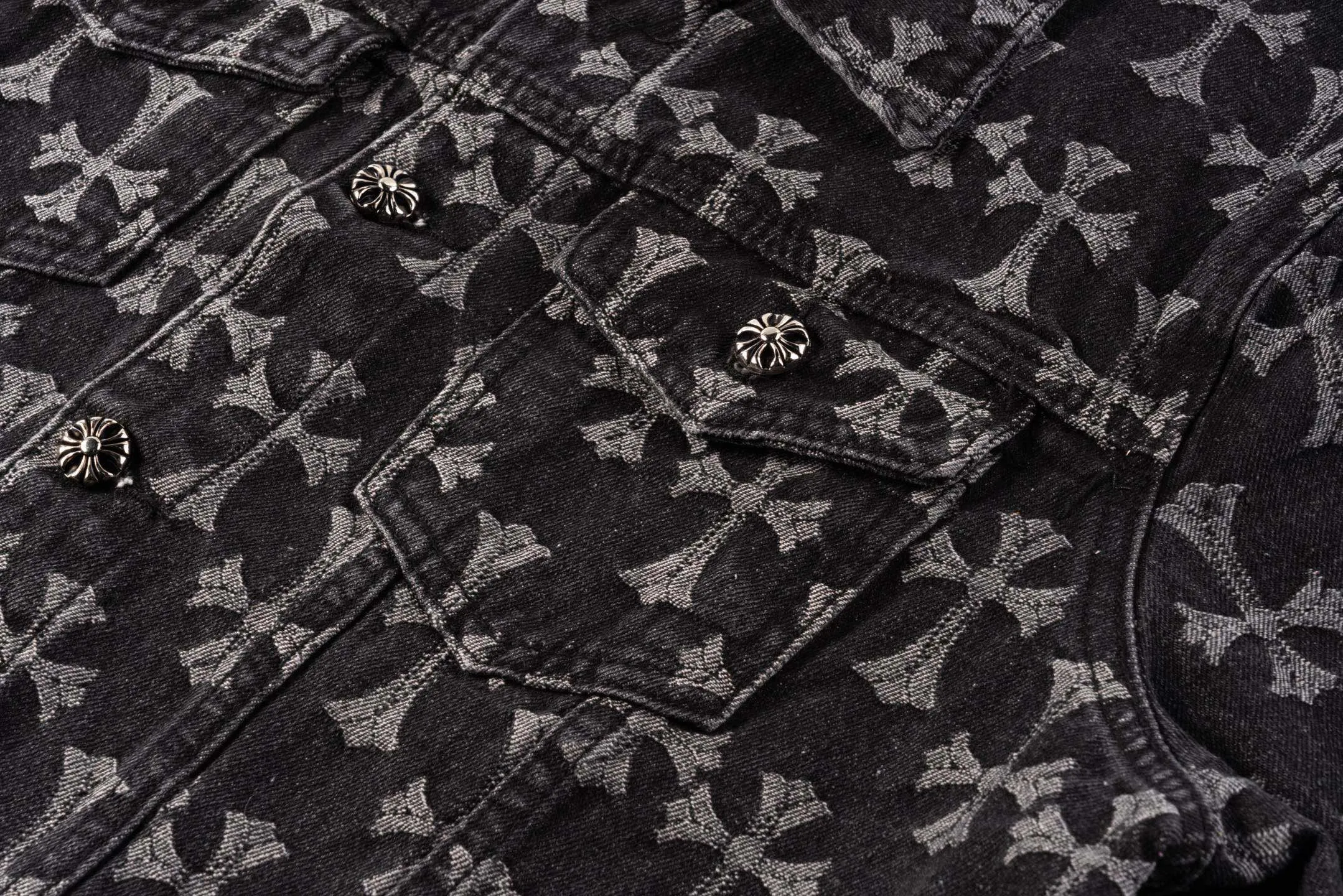 P240 Chrome Hearts double-sided heavy-duty denim jacket with LOGO jacquard and dark pattern printed all over. The same style as the Internet celebrity star. The cross-printed denim jacket has a unique cross design element and all-over printing, which is full of design. It is made of 100% denim cotton fabric with heavy coarse yarn count, which ensures a stiff and tough silhouette while being soft, comfortable and breathable. The lapel is designed with silver buttons and is full of texture. The classic white cross logo is all over the dress, making it a perfect versatile style for spring and summer! Customized jacquard fabric, you can wear it in various styles. This gender-neutral shirt is a must-have for nightclubs. It can be worn as a jacket for both men and women. It can be easily worn by both men and women! The original loose version is made of high-quality pure cotton fabrics. The fabric pattern is high-definition and delicate without burrs. It is comfortable and breathable to wear. All the buttons are molded and customized. It is casual and fashionable and can be matched with any bottoms. It can be windproof and sunproof in spring and summer. It can be worn outside in autumn and winter! Easily concave shape makes you look slimmer and taller, perfect for both men and women! Style number: 1649# Color: Black Size: S M L XL